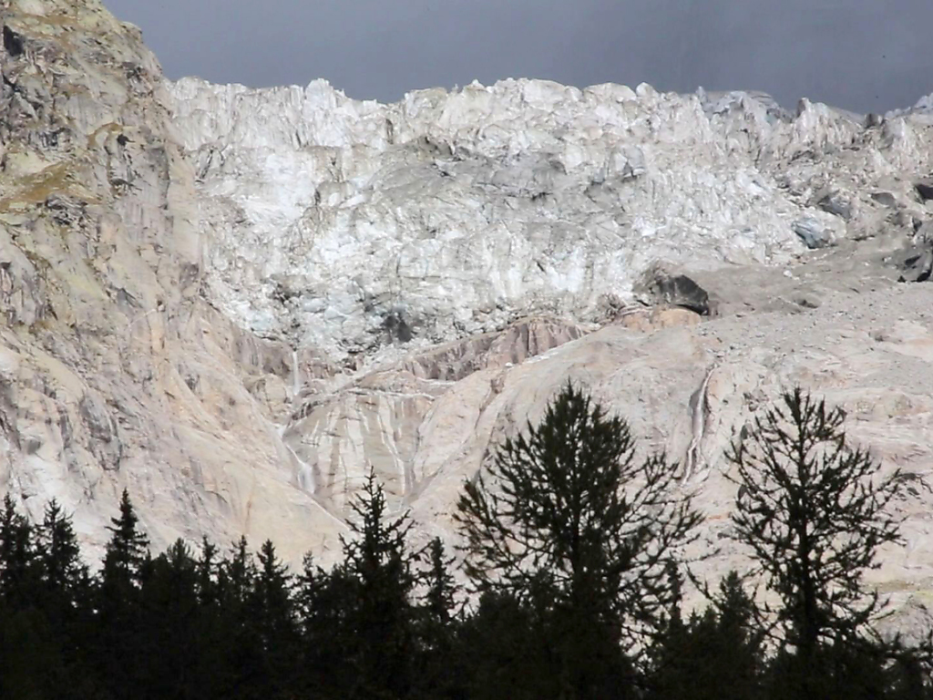 Un Glacier Du Versant Italien Du Mont Blanc Menace De S Effondrer Des