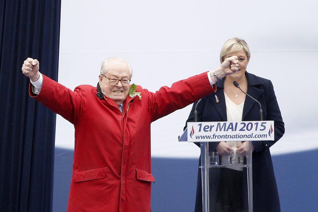Jean-Marie Le Pen s'est invité de manière impromptue à la tribune lors du rassemblement du FN pour le 1er-Mai. Sa fille n'a guère apprécié...
