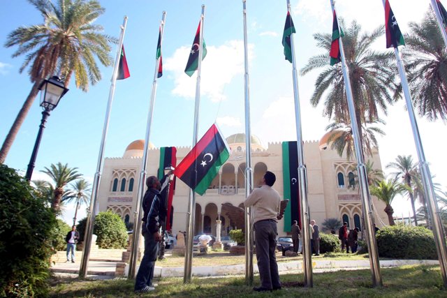 Noir, rouge et vert avec une étoile et un croissant blancs, le drapeau de la monarchie libyenne (1951-1969) s'est imposé dès les premiers jours de la révolte comme un symbole de l'insurrection.