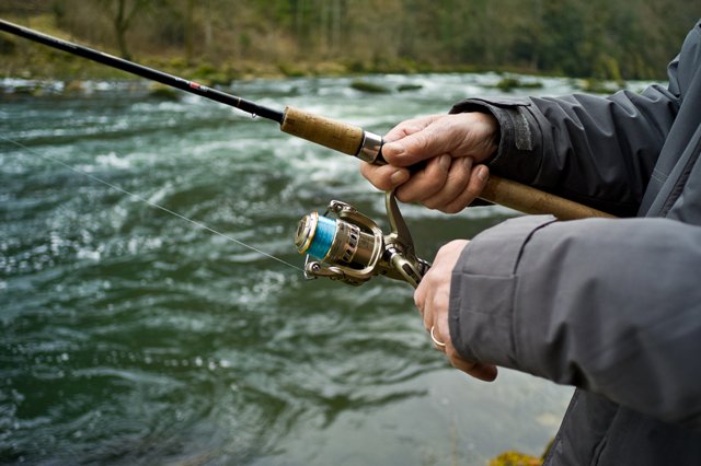 Pêcheur au bord du Doubs.