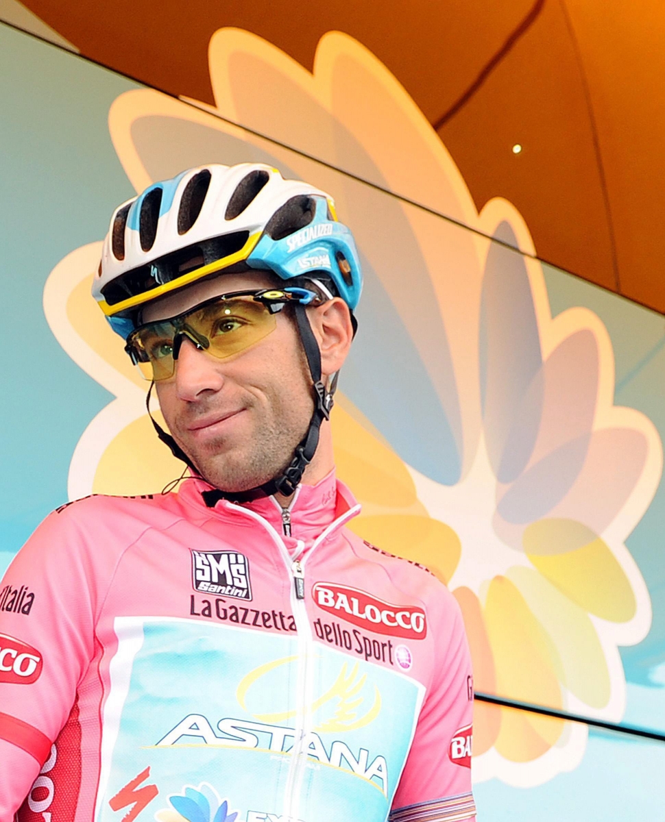 epa03705846 Overall leader, Italian cyclist Vincenzo Nibali of the Astana Pro team, leaves the team's bus to the start of the 14th stage of the 96th Giro d'Italia from Cervere to Bardonecchia, Italy, 18 May 2013.  EPA/DANIEL DAL ZENNARO