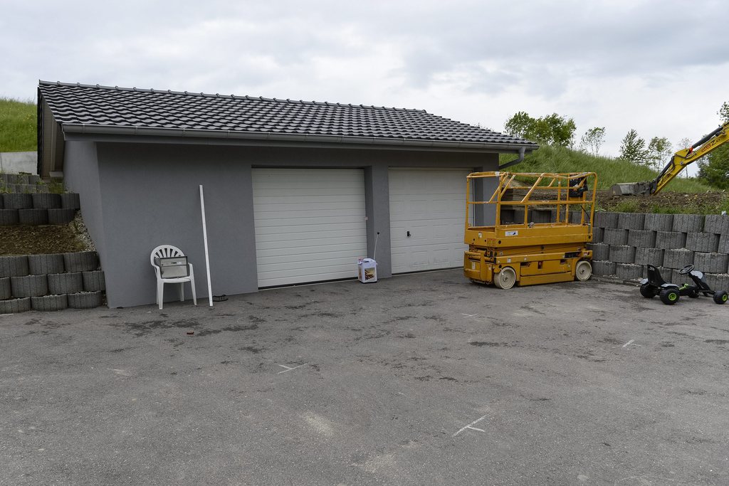 Le garage de Frasses devant lequel un père de famille a été tué durant la nuit par balles par deux individus.