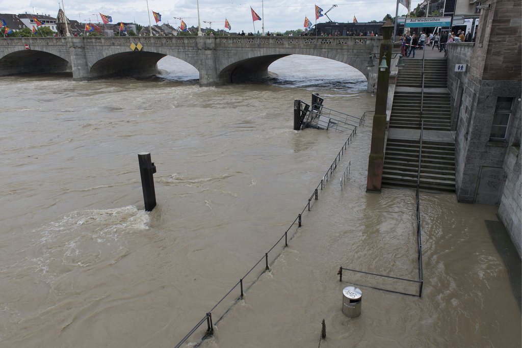 Depuis dimanche 2 juin (photo), le niveau du Rhin à Bâle est inquiétant.