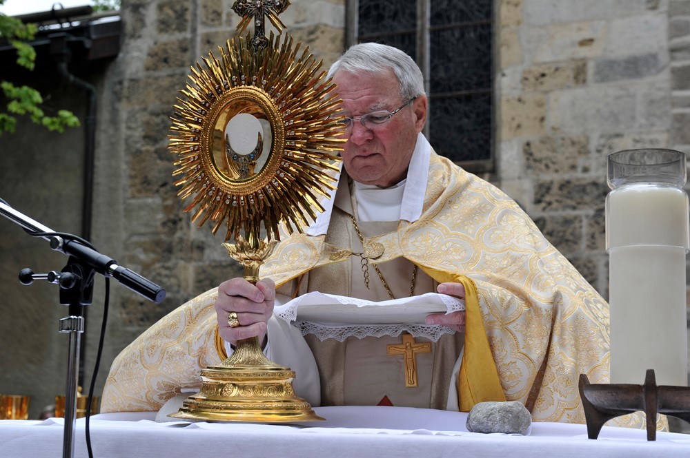 Mgr Norbert Brunner porte l'ostensoir à la Fête-Dieu de Sion.