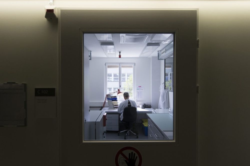 Ein Mitarbeiter der Qualitaetskontrolle arbeitet in einem Laborraum der neu sanierten Spitalpharmazie im Inselspital am Donnerstag, 2. Mai 2013 in Bern. (KEYSTONE/Peter Klaunzer)