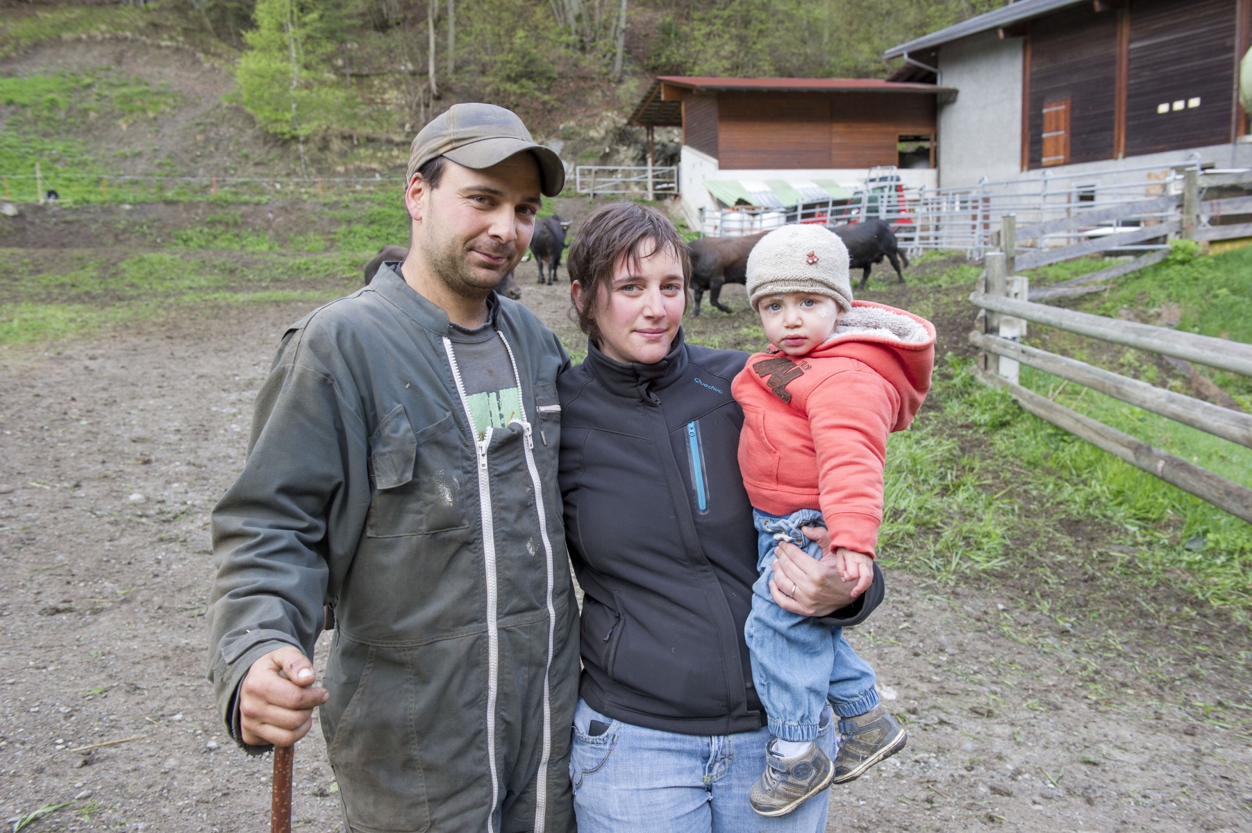 Olivier Zufferey, sa femme Caroline,et leur fille aînée Eléanore (2 ans) ont reçu l'équipe de la RTS cette semaine dans leur ferme de Vissoie.