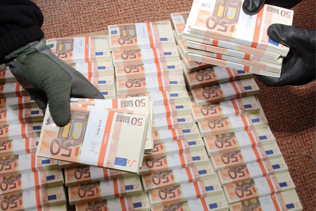 Après l'achat de l'appartement, les malfrats comptaient changer le solde de leur faux euros contre des francs. 