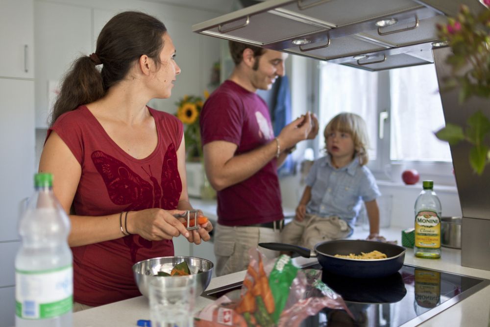 An unmarried couple cooks with their son Marlon (2,5 years old), pictured on September 16, 2011, in Unterfelden in the canton of Aargau, Switzerland. (KEYSTONE/Gaetan Bally)