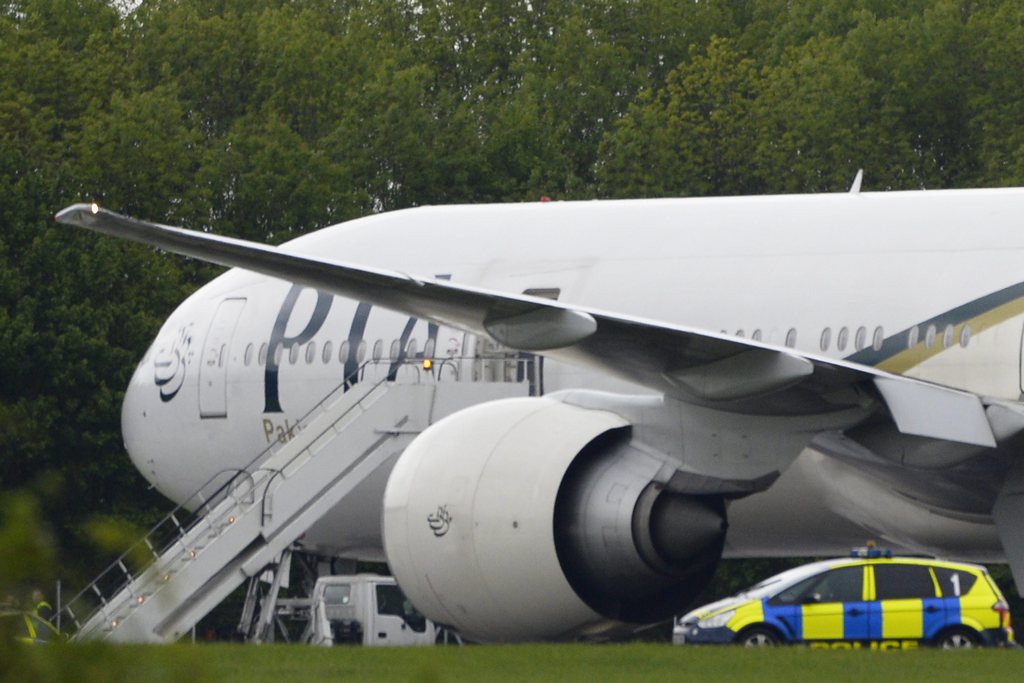 Deux hommes ont été inculpés dimanche au Royaume-Uni pour avoir mis en danger un avion. Ces inculpations interviennent deux jours après un incident à bord d'un appareil de ligne pakistanaise qui avait obligé le pilote à dérouter le Boeing.
