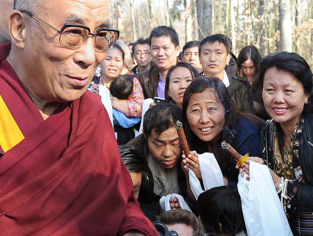 Der Dalai Lama besucht das Tibet Institut in Rikon im Zuercher Oberland, am Mittwoch, 17. April 2013. (KEYSTONE/Steffen Schmidt)