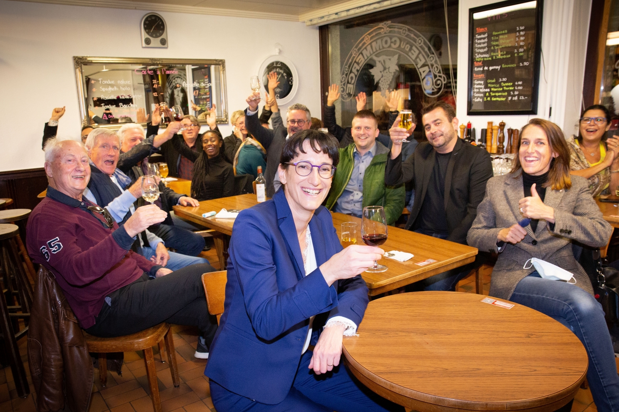 La présidente Anne-Laure Couchepin Vouilloz (meilleure élue) accompagnée d'autres élus et partisans du PLR.