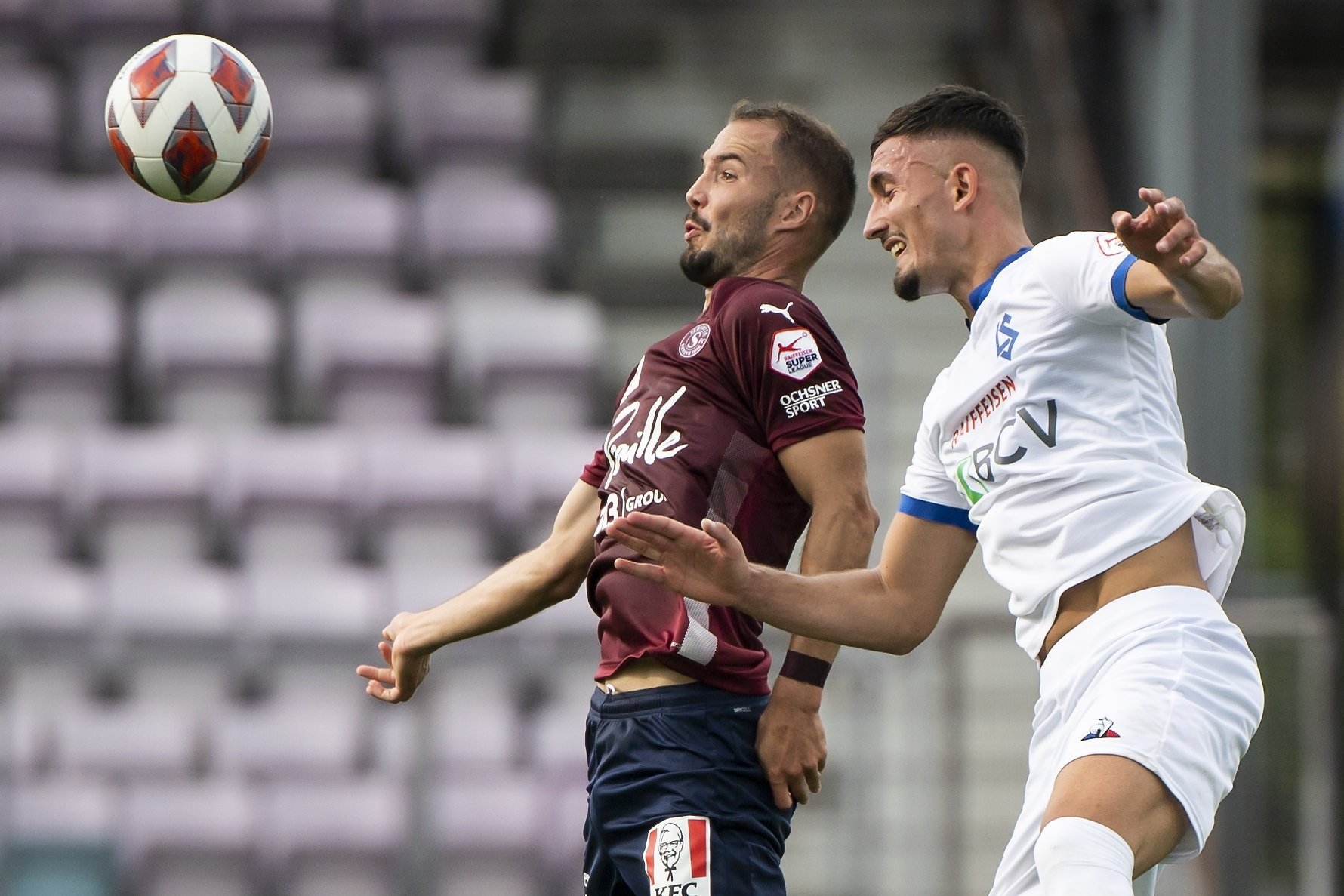 Steve Rouiller s’impose dans le duel aérien qui l’oppose à Andi Zeqiri du Lausanne-Sport.