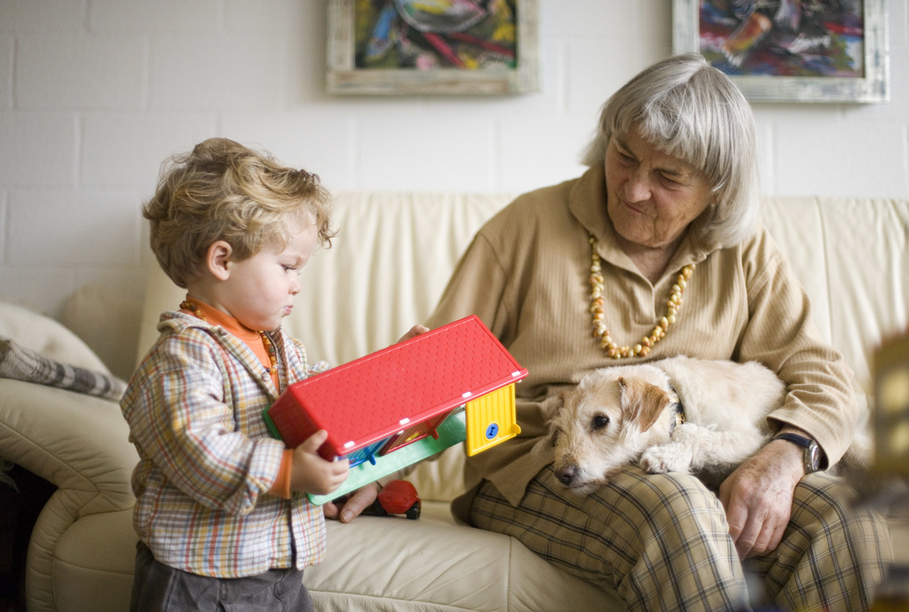 Pour l'OFSP, les grands-parents doivent décider eux-mêmes s’ils souhaitent garder leurs petits-enfants ou non.