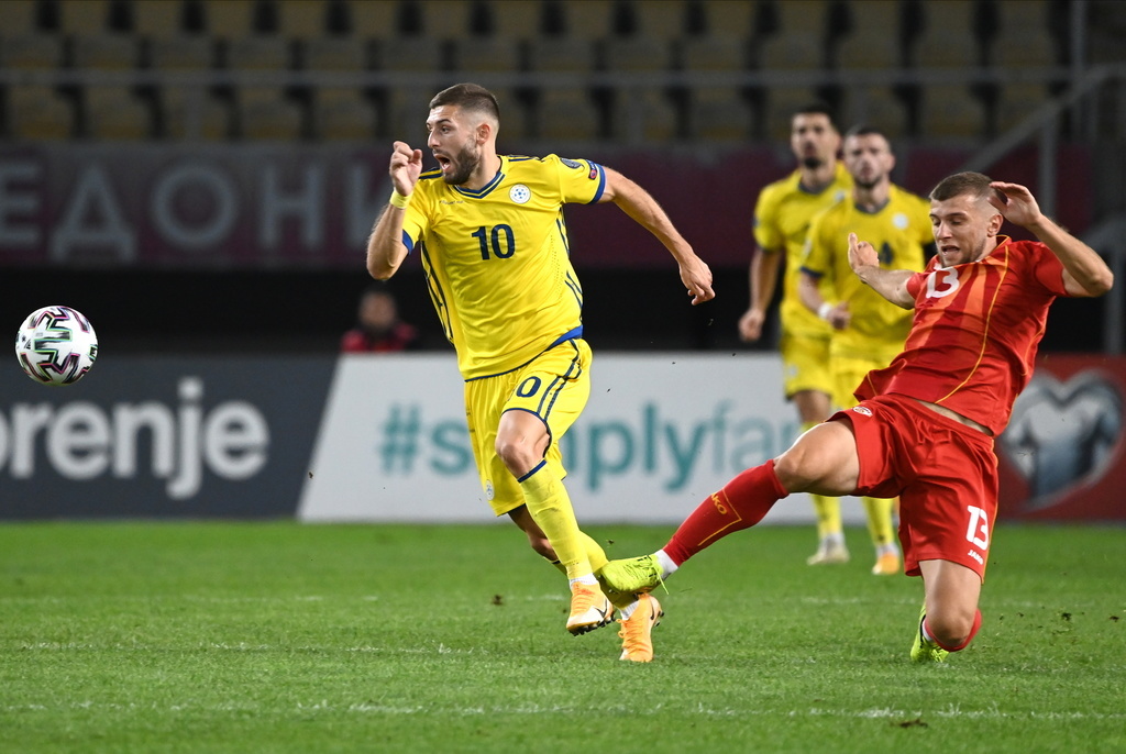 Arber Zeneli (n°10), joueur du Kosovo, en action avec Stefan Ristovski, de la Macédoine du Nord.