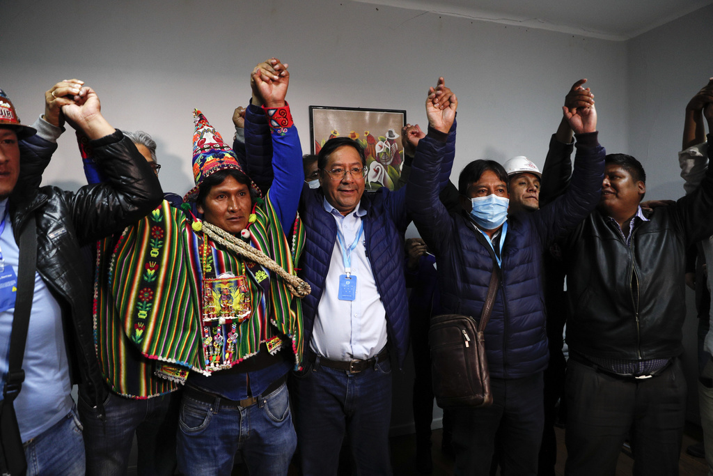 Luis Arce (centre) est le nouveau président de la Bolivie.