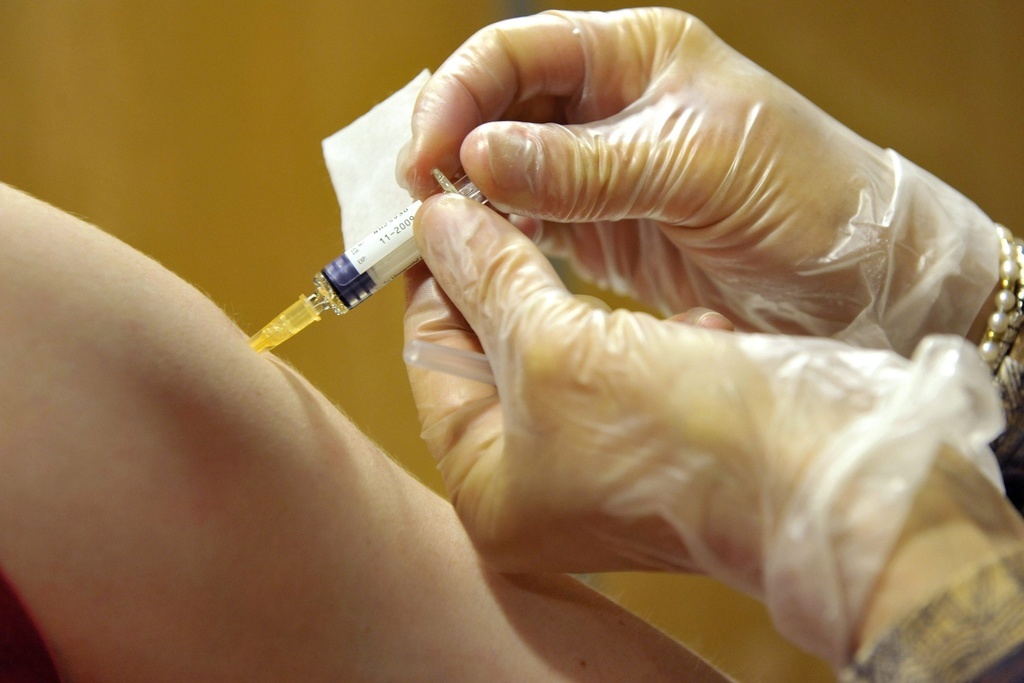 La population suisse aura ainsi accès à un autre vaccin contre le COVID-19 si l’essai clinique et l’autorisation par Swissmedic aboutissent. (illustration)