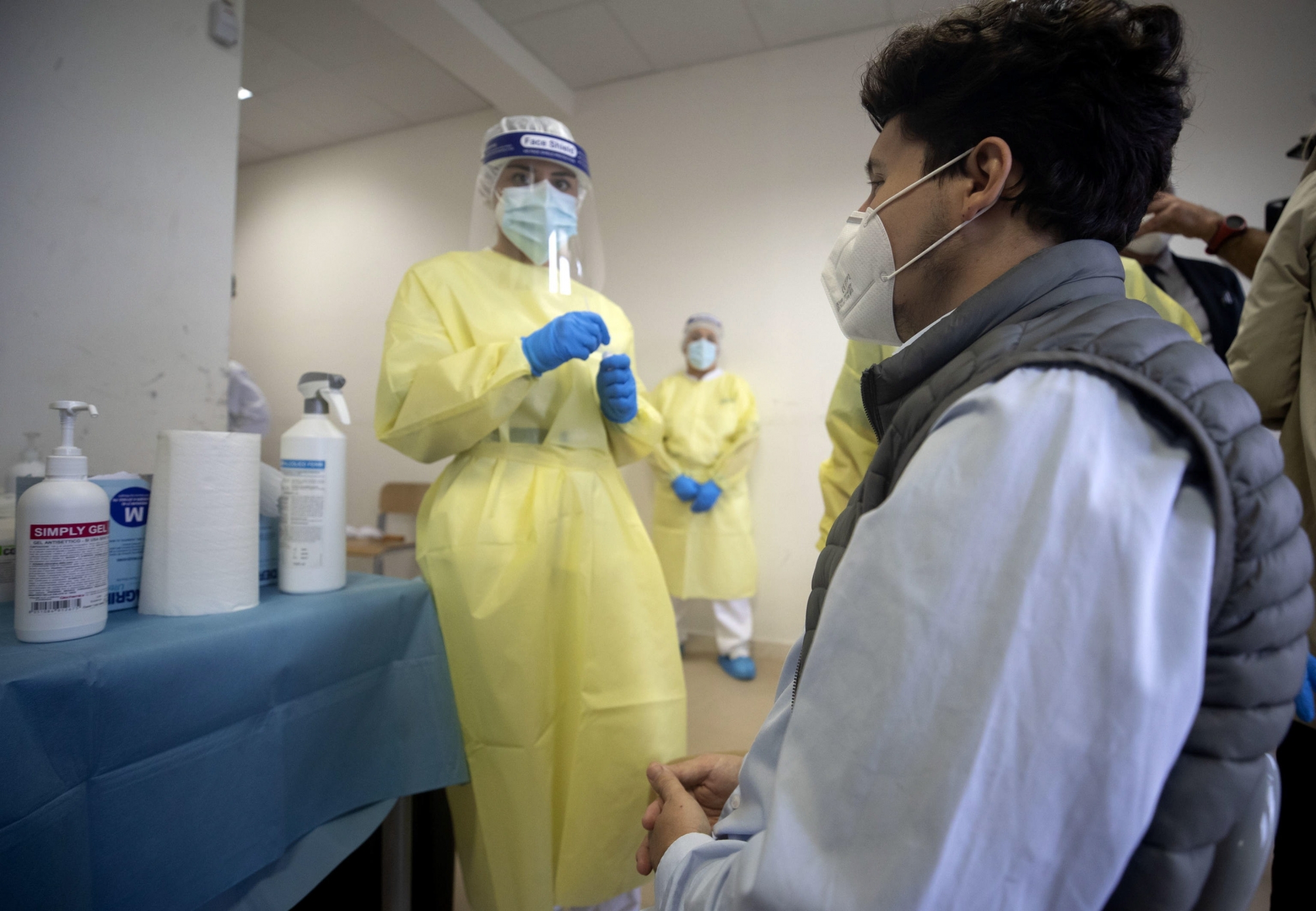 epa08693018 Health staff prepare to carry out rapid swabs for the COVID-19 coronavirus at the Vian high school in Anguillara, near Rome, Italy, 24 September 2020.  EPA/MASSIMO PERCOSSI ArcInfo