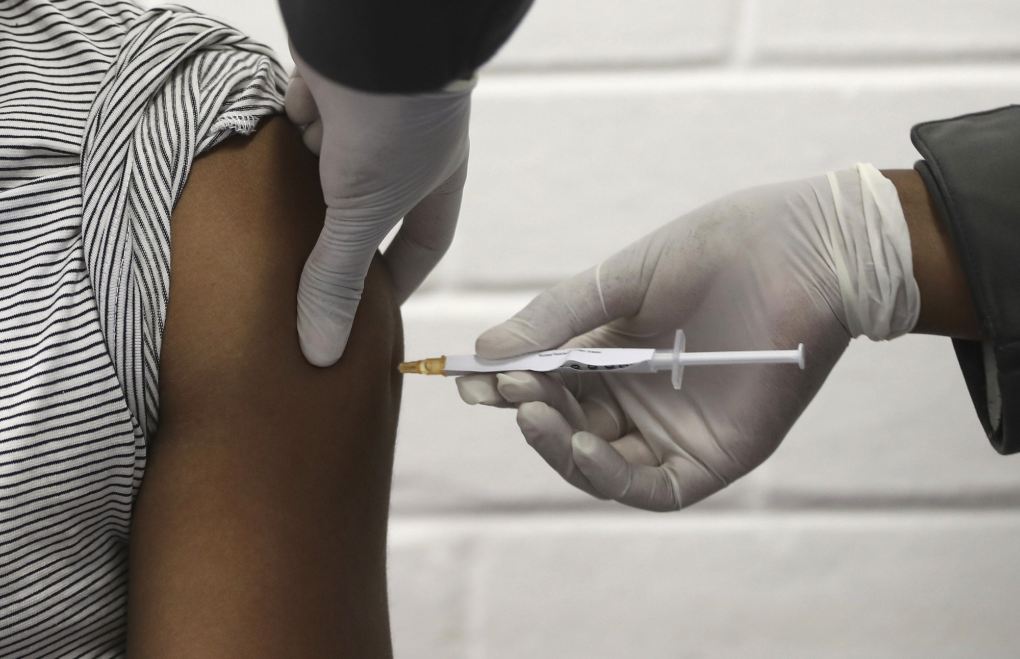 L’équipe italo-britannique composée d’Advent-IRBM, de l’Institut Jenner et d’AstraZeneca pourrait voir son vaccin commercialisé d’ici fin novembre (illustration).