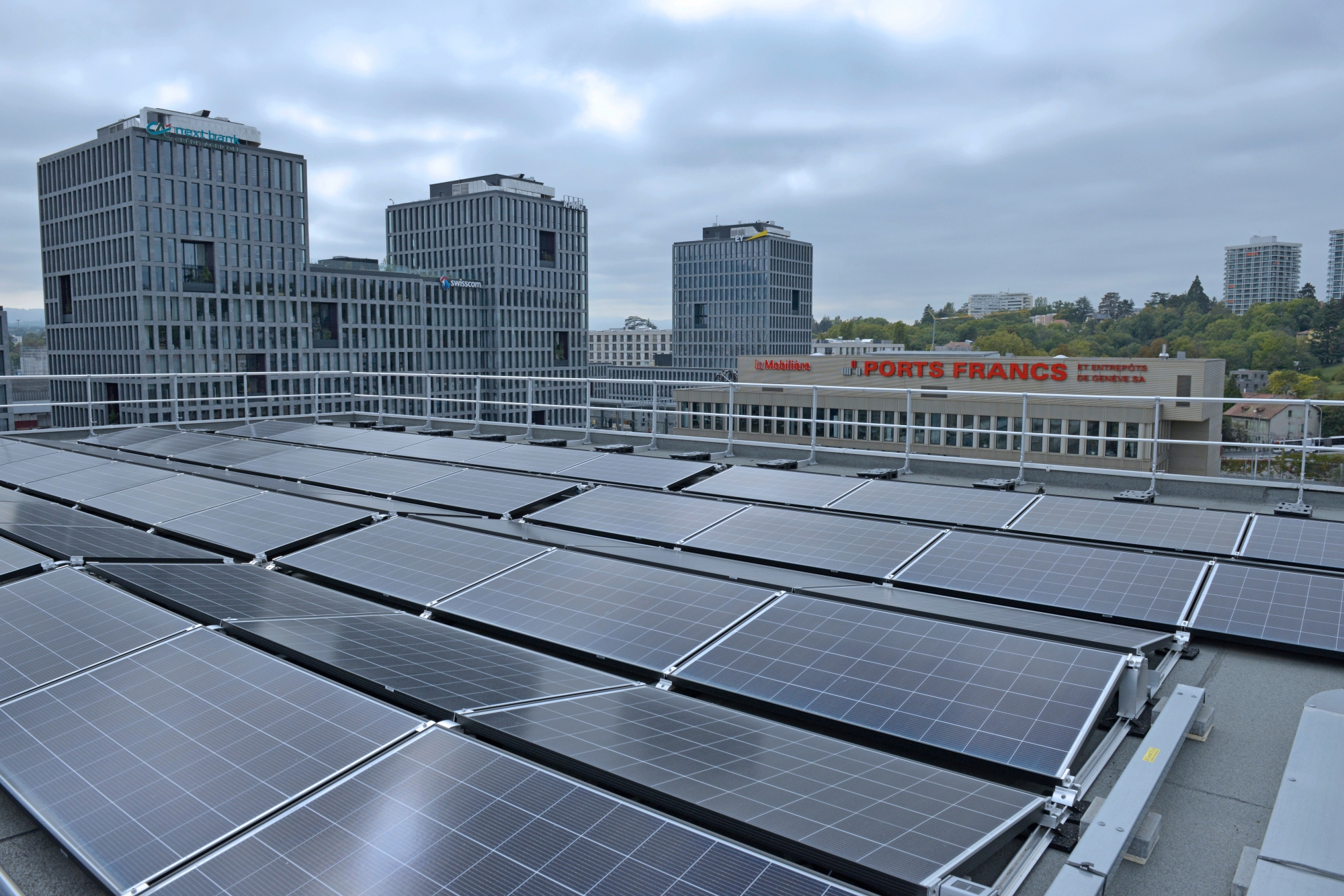 panneaux solaires sur les toits des Ports Francs de Genève ArcInfo