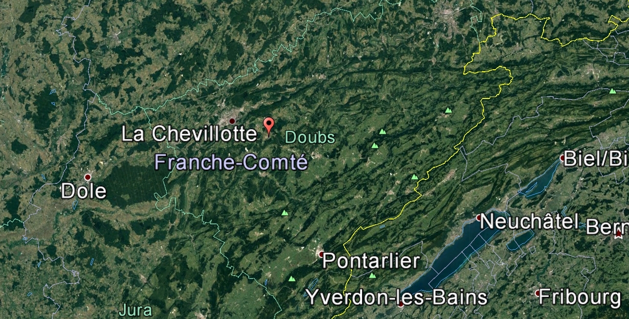 L'avion s'est écrasé dans un bois quelques instants avant son atterrissage sur la commune de La Chevillotte, à une dizaine de kilomètres de sa destination.
