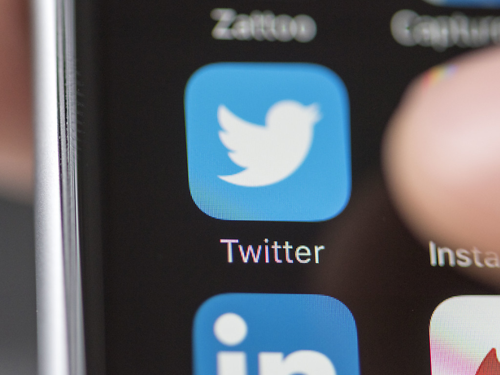 Twitter a suspendu les profils identifiés parce qu'ils trompent les utilisateurs sur leurs intentions et leur identité, et manipulent ainsi le débat public (ILLUSTRATION).