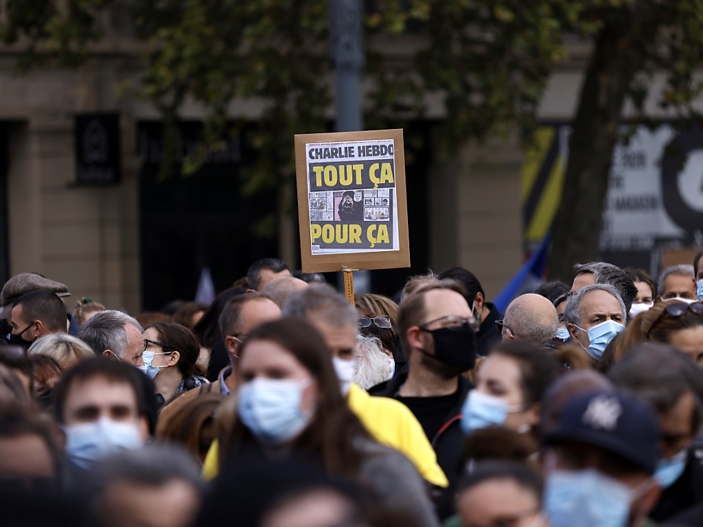 Certains manifestants brandissaient la une de Charlie Hebdo "Tout ça pour ça", publiée début septembre à l'occasion de l'ouverture du procès des attentats de 2015.