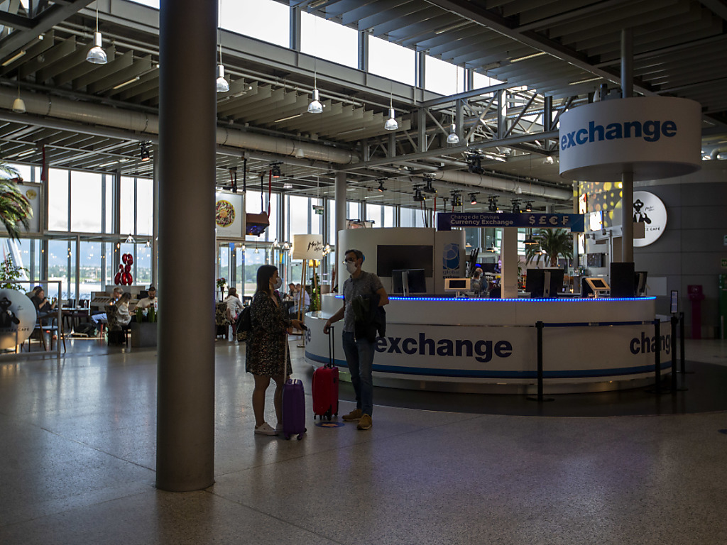 Afin de réduire ses coûts, l'entreprise prévoit de supprimer jusqu'à 110 emplois à l'aéroport de Zurich. Pour celui de Genève, la mesure concerne entre 60 et 90 postes (archives).