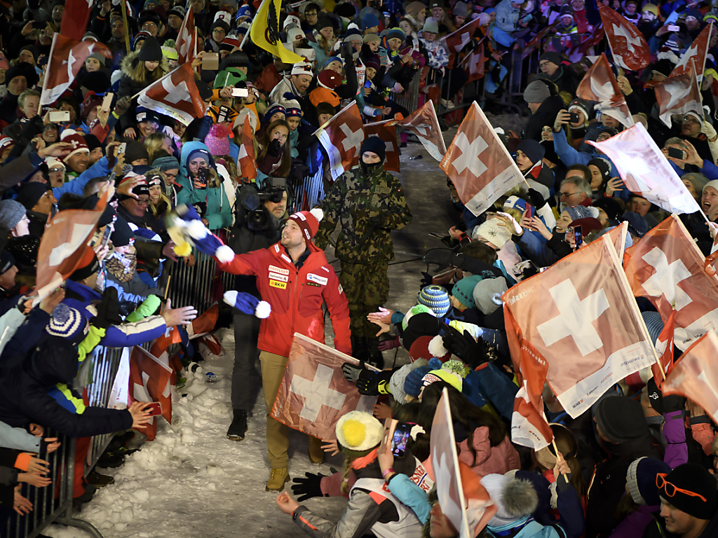 Feuz célébrant devant les fans: impensable lors de l'hiver à venir