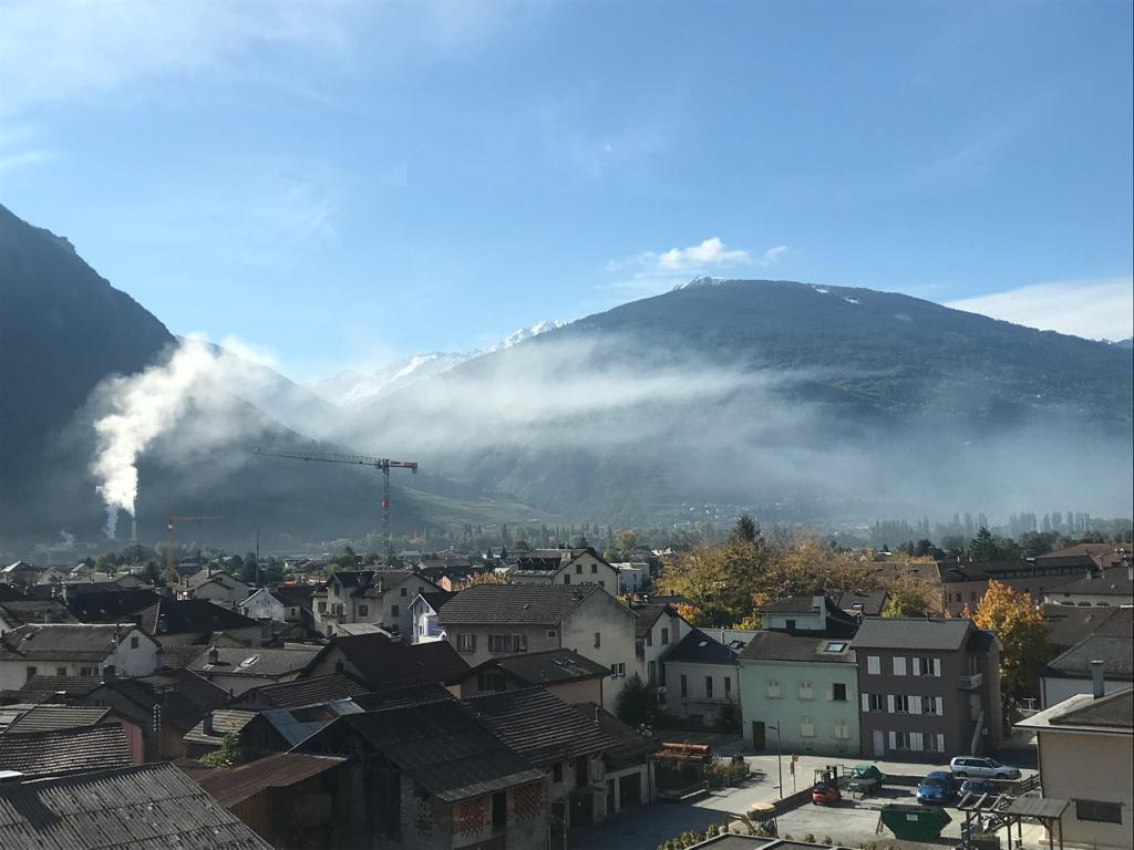 Un dégagement de fumée inhabituel a envahi le ciel sédunois ce mardi matin.