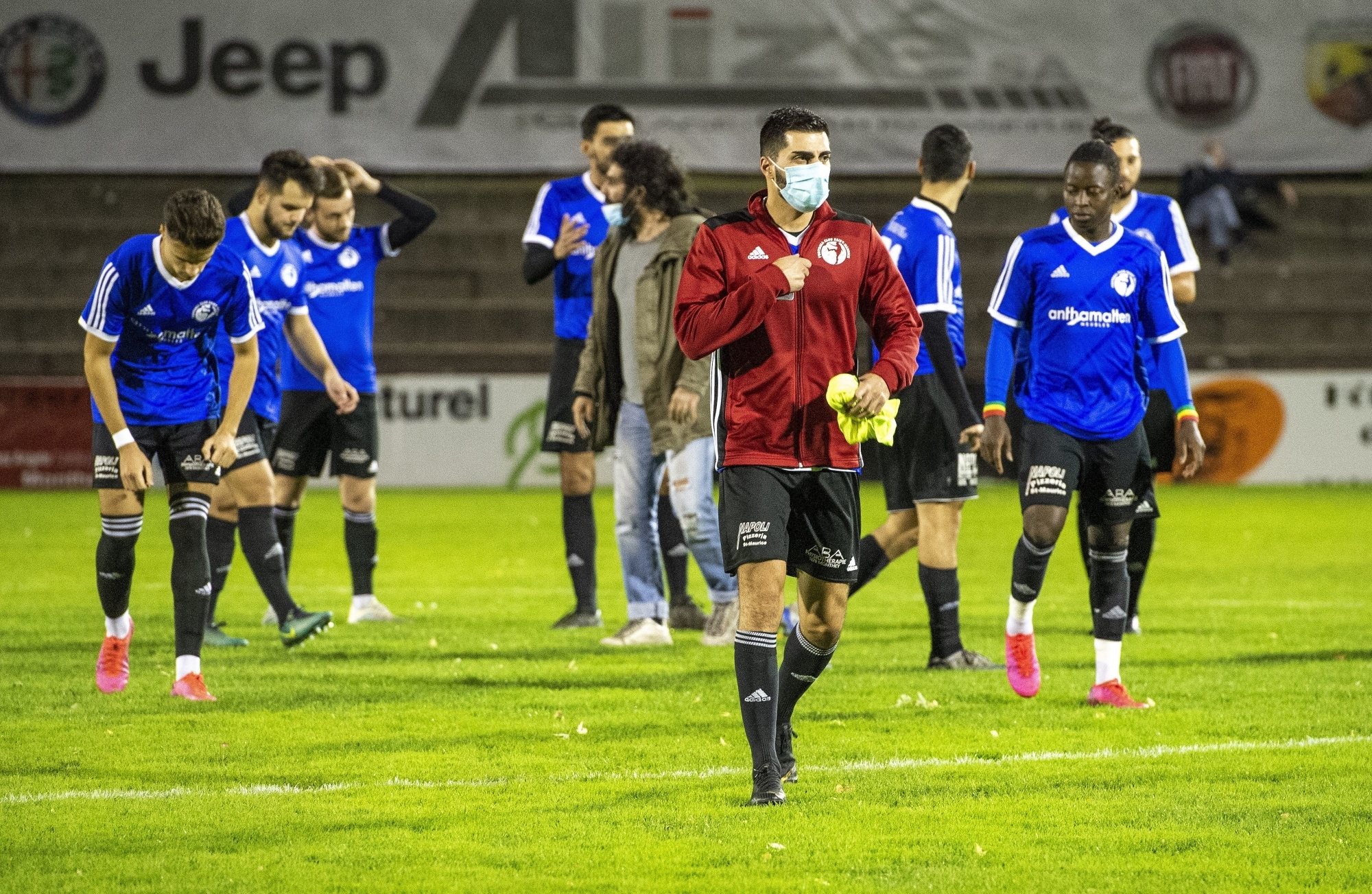 Les joueurs du FC Monthey et du FC Saint-Maurice se préparent avant le derby qui les a opposés mercredi soir. 