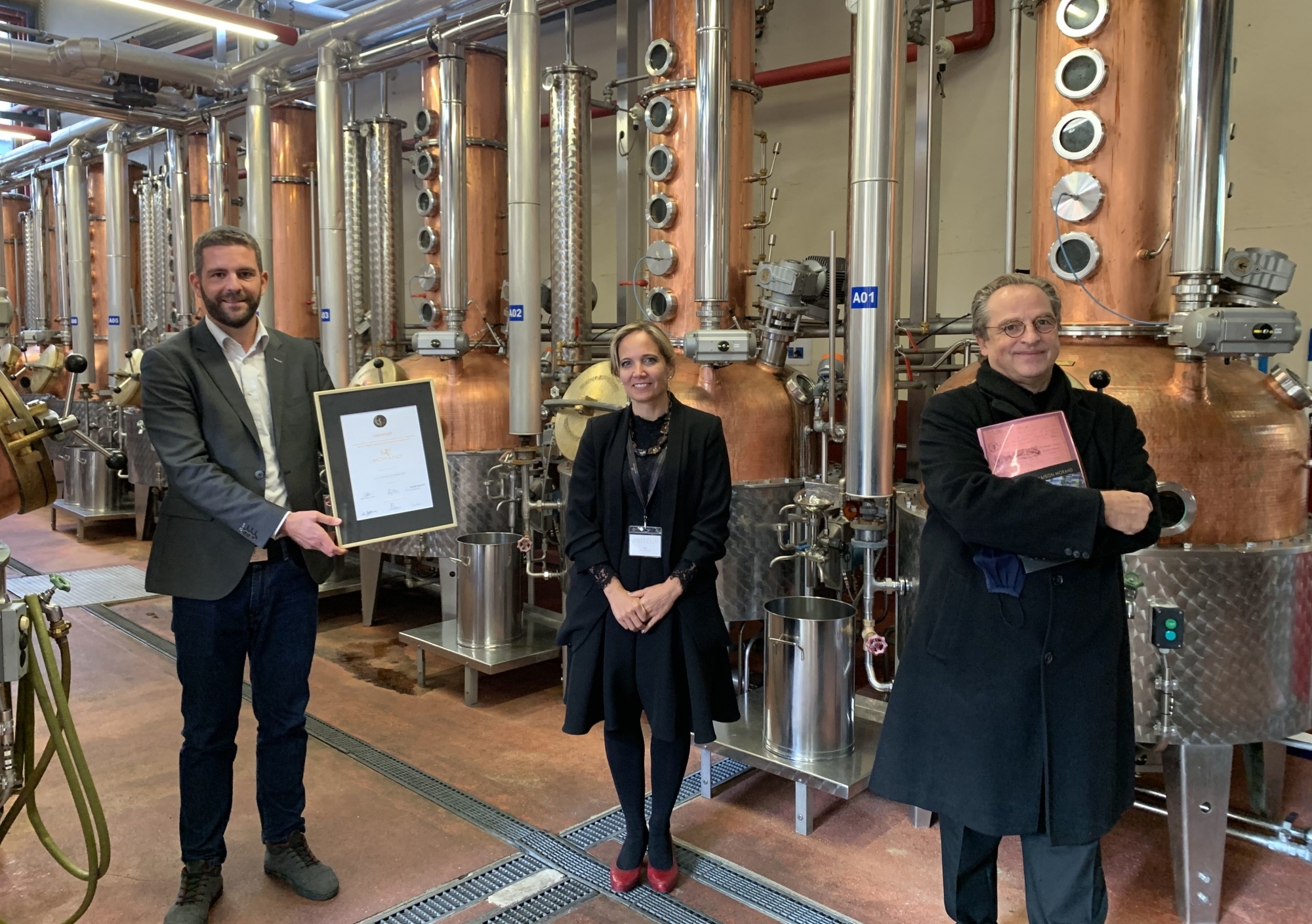 Carla Jane Kaufmann a remis le prix Phoenix 2020 à Fabrice Haenni, directeur, et Olivier Vocat (à dr.), président du conseil d'administration de la Distillerie Morand.