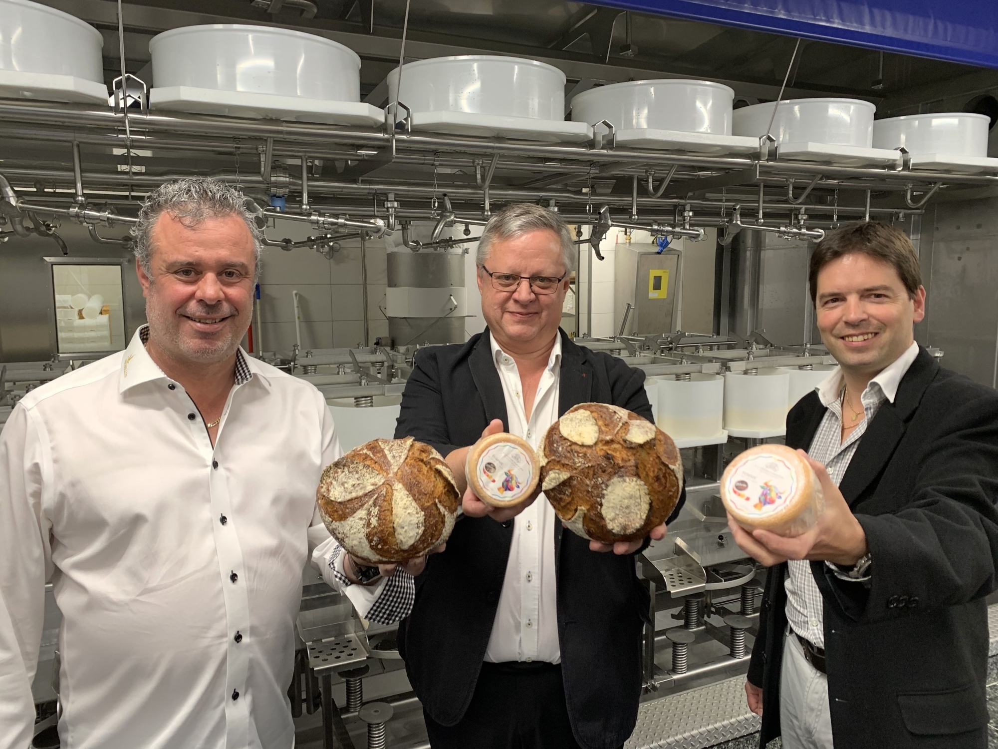Les trois partenaires - Didier Michellod, Alain Claret et Simon Tornay - présentent les produits exclusifs créés pour le groupe Edelweiss Market - 13* PAM Valais.