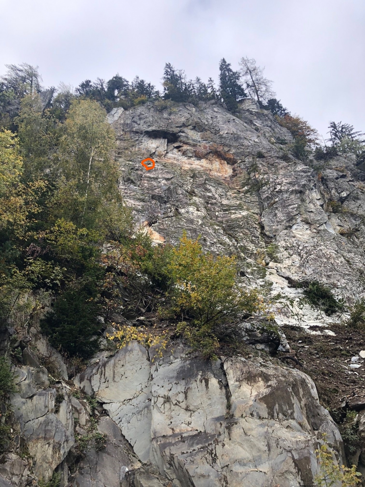 La falaise de la Grosse Larze qui surplombe la route de Finhaut. En rouge, le lieu d'où s'est détaché le bloc qui a causé l'accident mortel de mercredi matin.