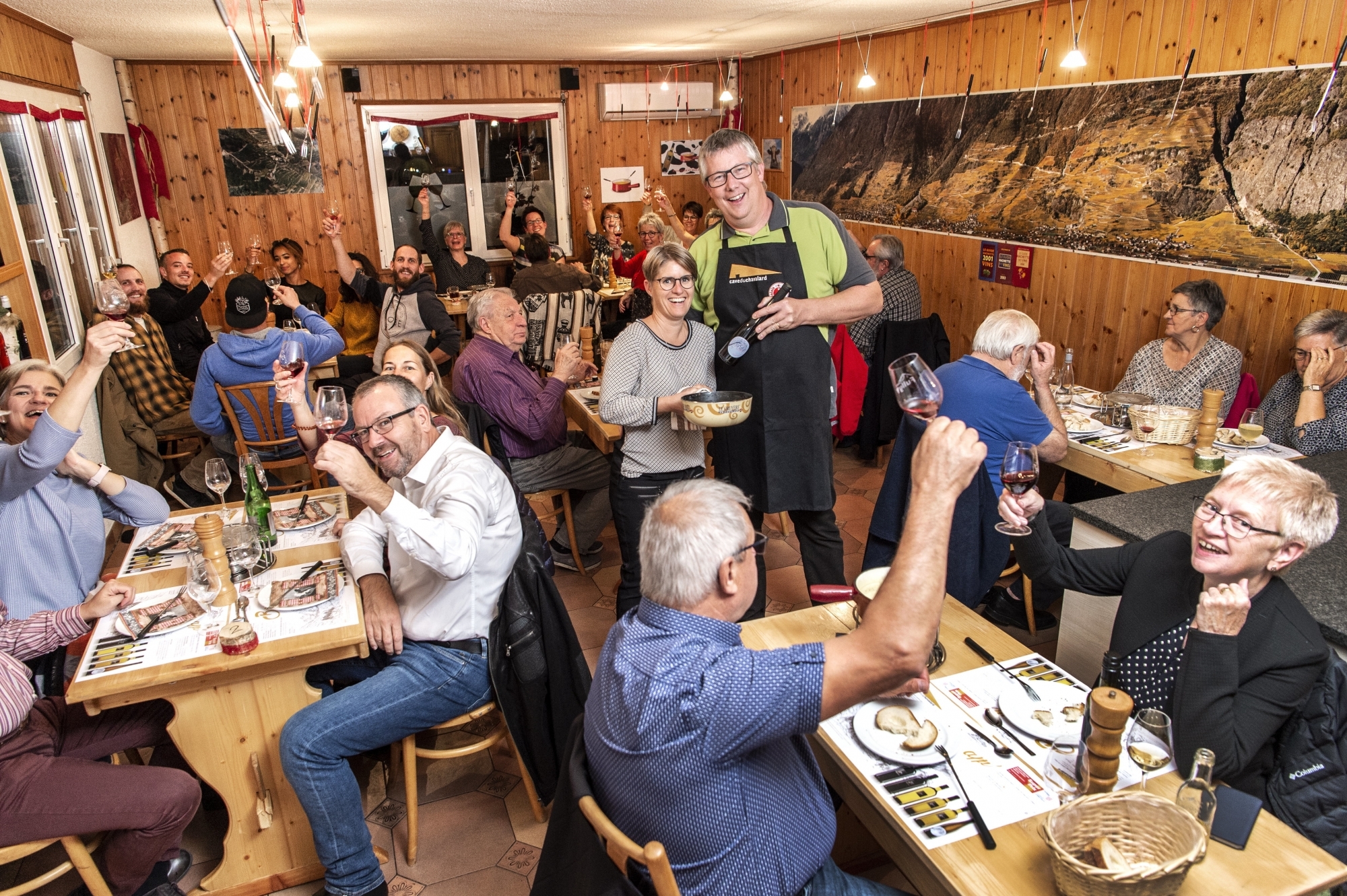 Propriétaire de la Cave du Chavalard à Fully, Gilles Carron a organisé six soirées fondue dans le cadre de La Foire s'éclate! Chaque soir, près de 45 visiteurs ont répondu présent dans son carnotzet.