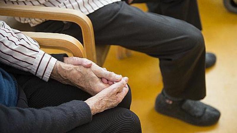 Les députés estiment que les soins aux personnes âgés nécessitent plus de personnel.