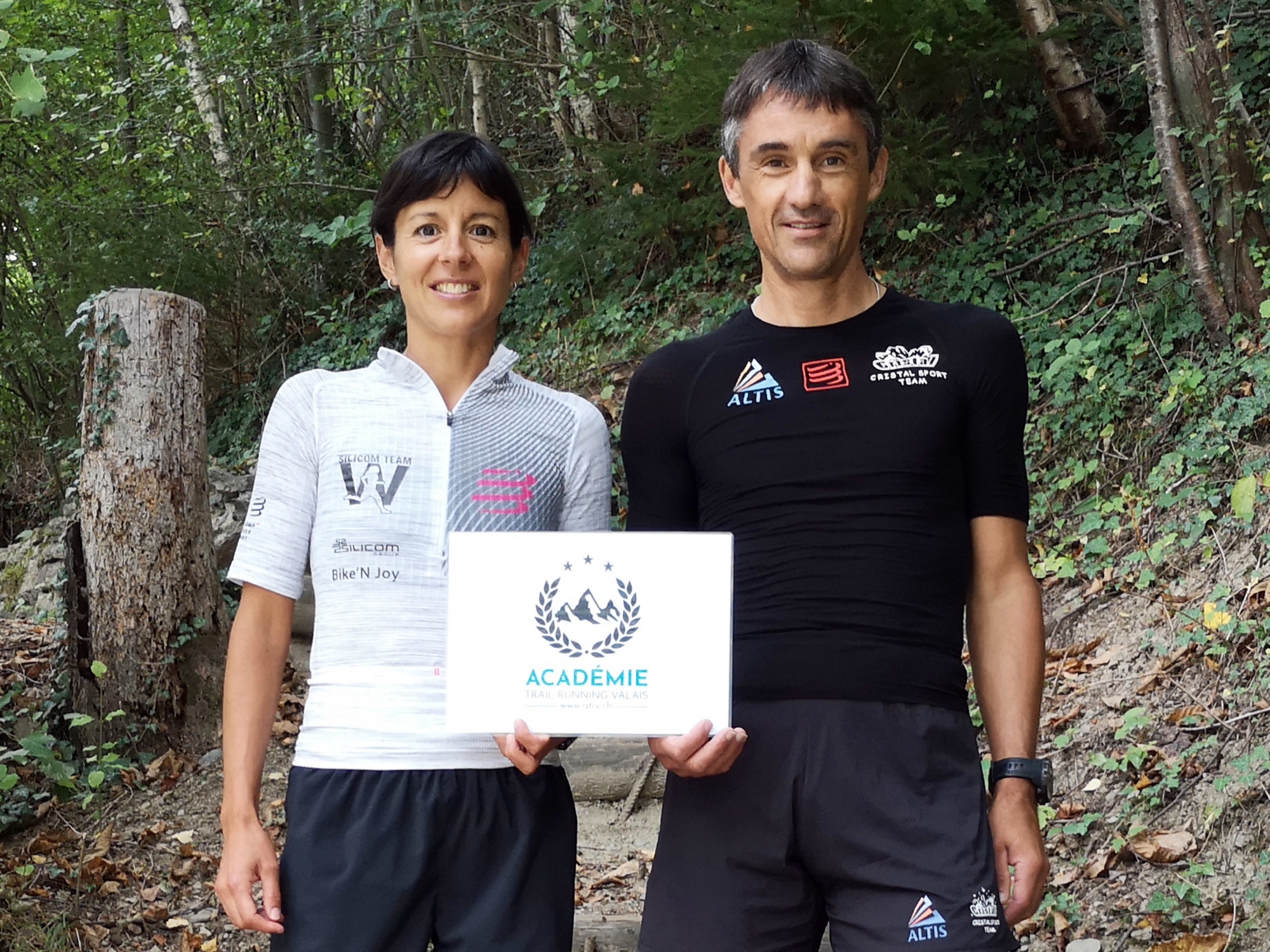 Athlètes reconnus dans le milieu du trail, Sara Escobar Carron et Serge Lattion, moniteur J+S, prennent en main les entraînements des jeunes dans la partie purement trail.