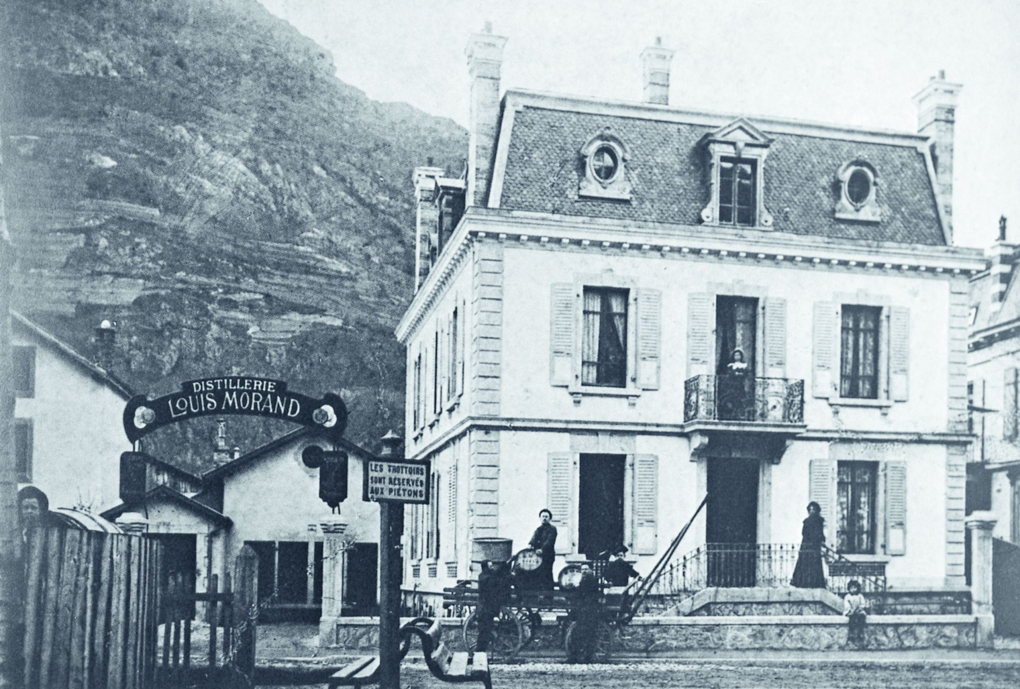 La Distillerie Louis Morand et la maison familiale sur le site actuel vers 1900.