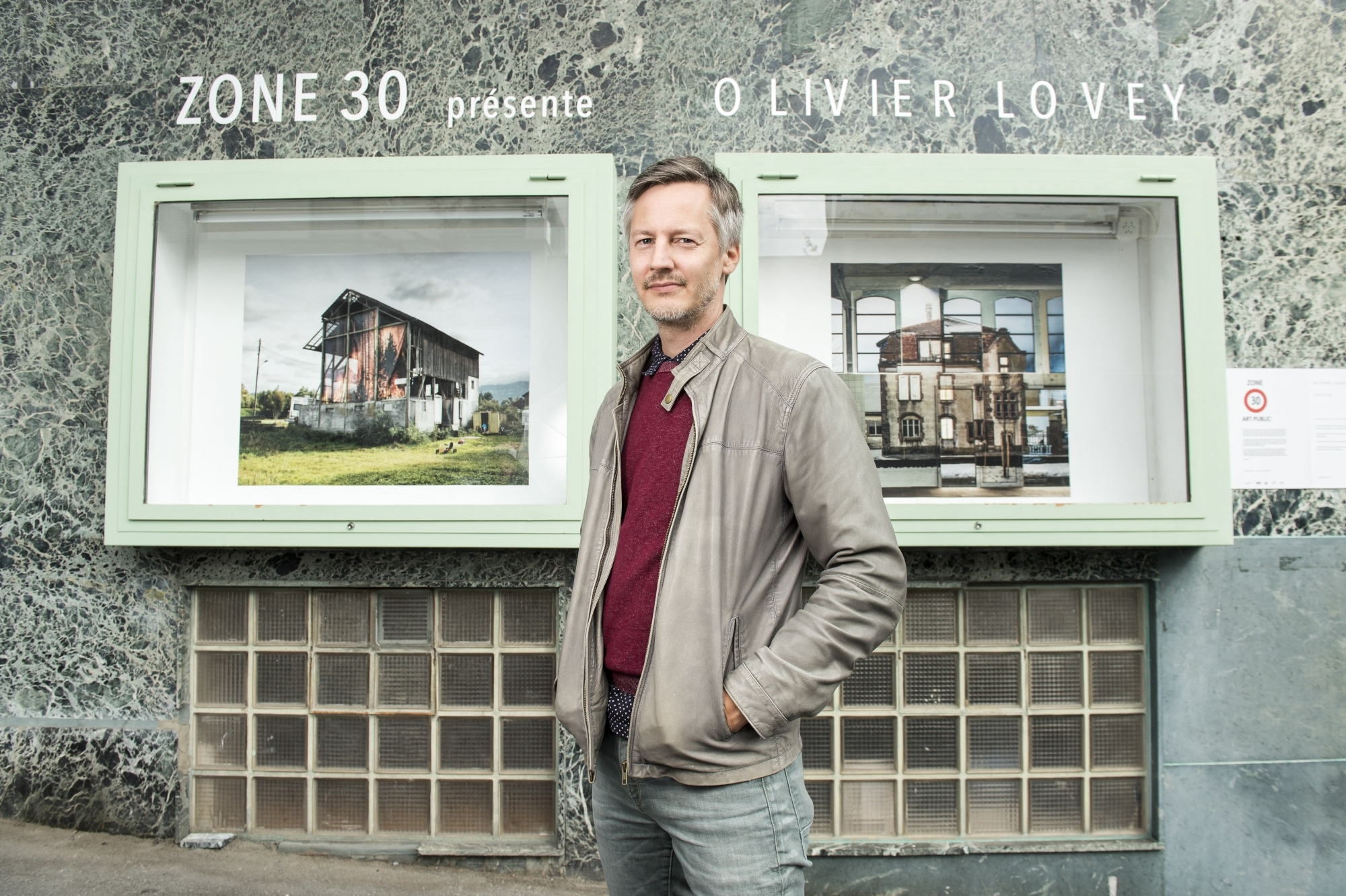 Olivier Lovey devant deux des images exposées à Zone 30 Art public. Elles sont issues de la série «Miroirs aux alouettes», qui a valu au photographe le prestigieux Swiss Photo Award en 2018.