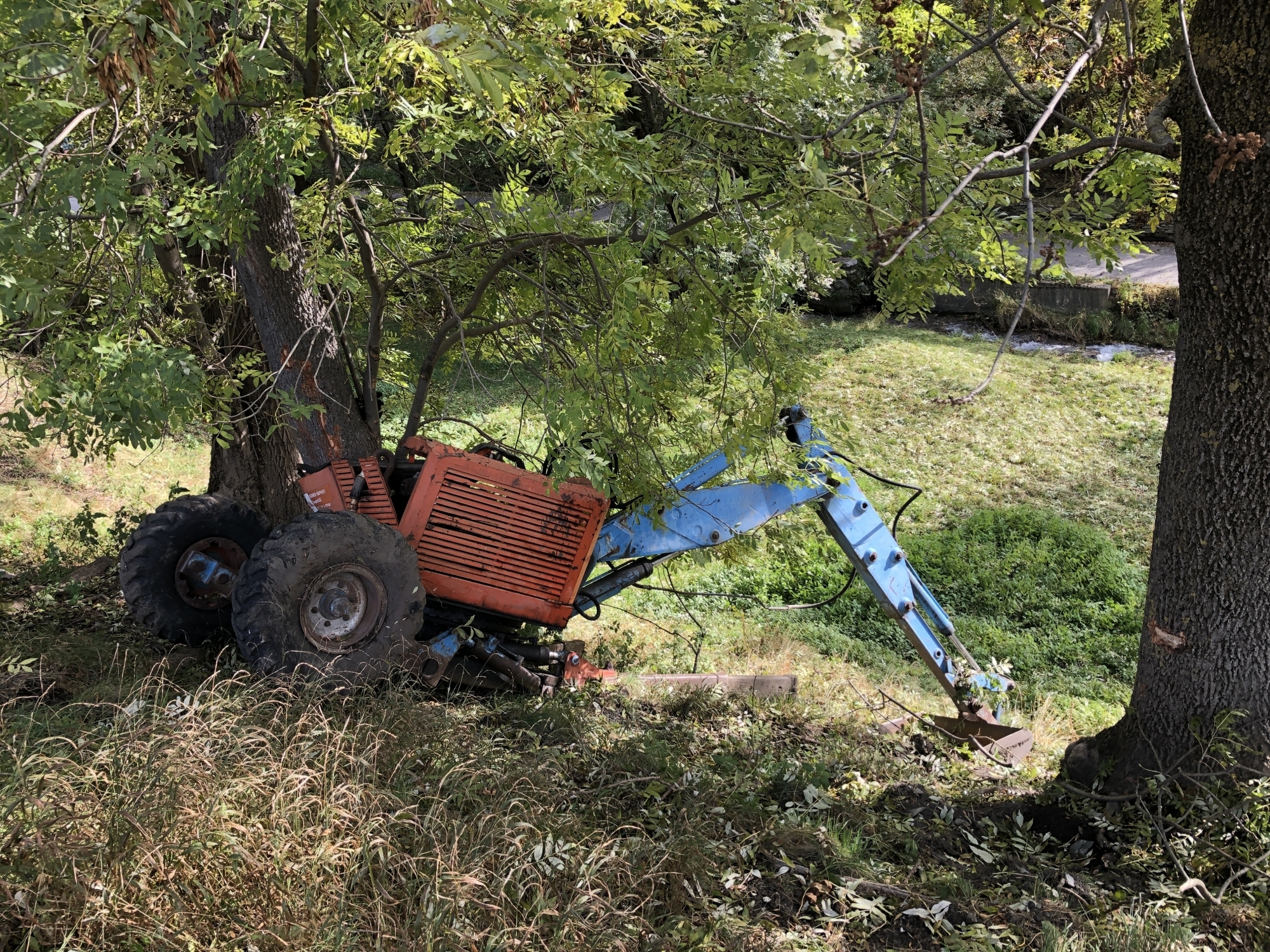 La machine de chantier a dévalé un talus. Son pilote est décédé.