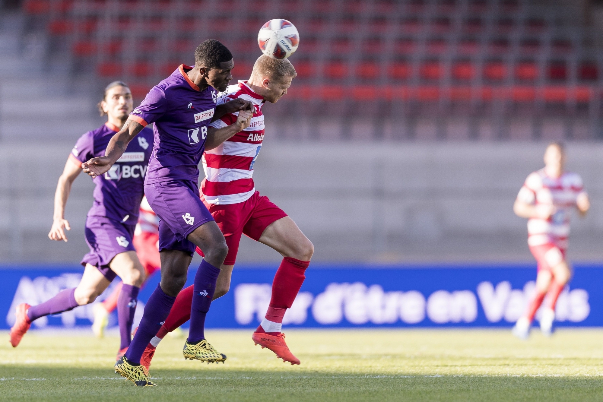 Duel de Valaisans sur la pelouse du stade de Tourbillon entre Elton Monteiro, le défenseur du Lausanne-Sport, et Gaëtan Karlen, l’attaquant du FC Sion.