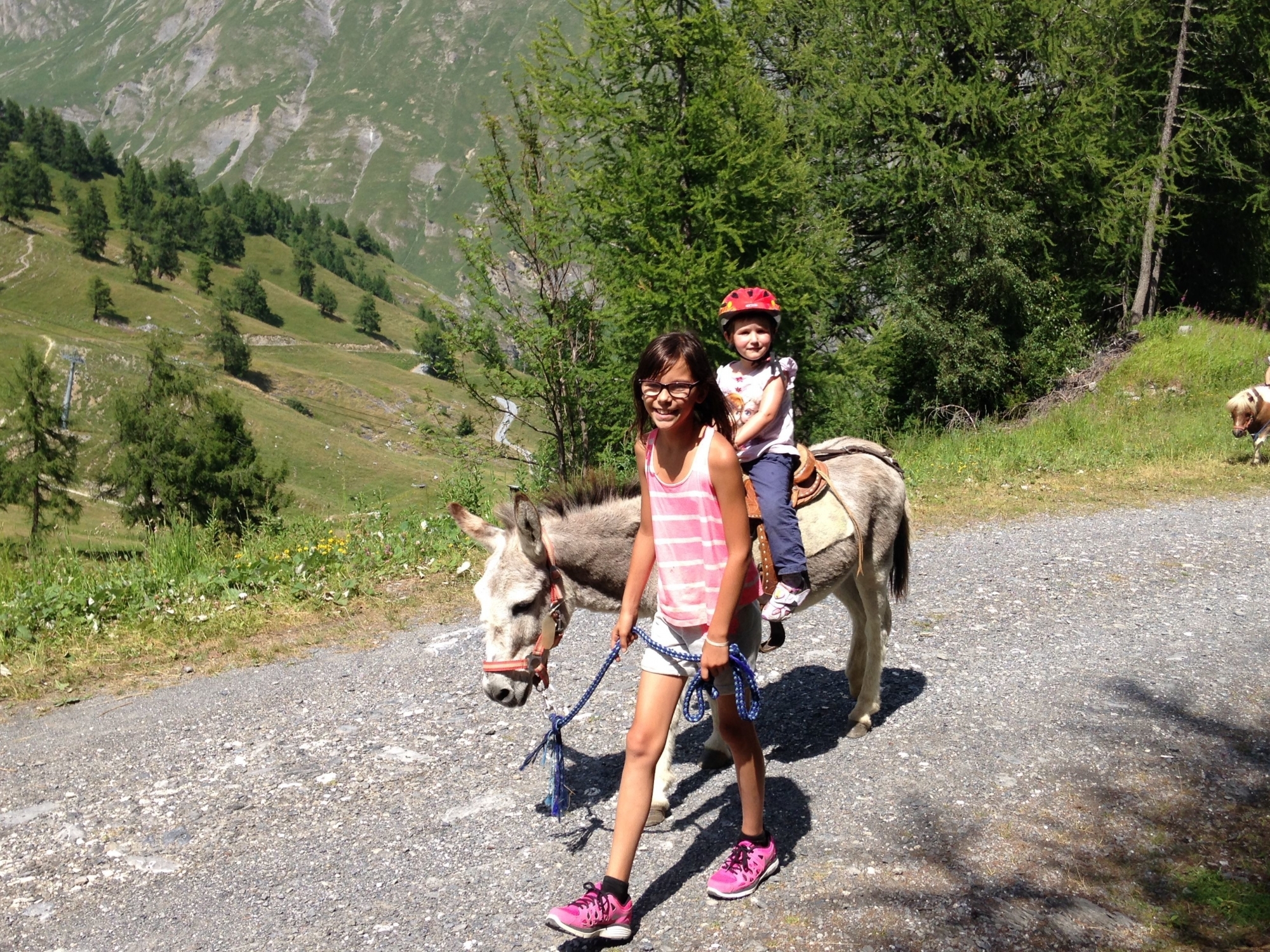 Les enfants peuvent se balader à dos d'âne sur les hauts de la station.