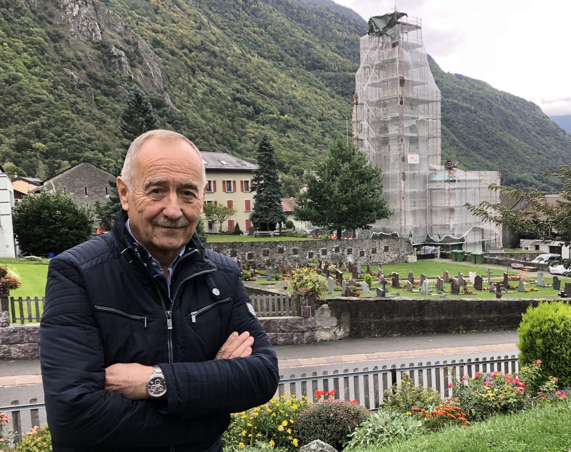 Louis-François Zingg devant l'église de Collonges, actuellement en cours de restauration.