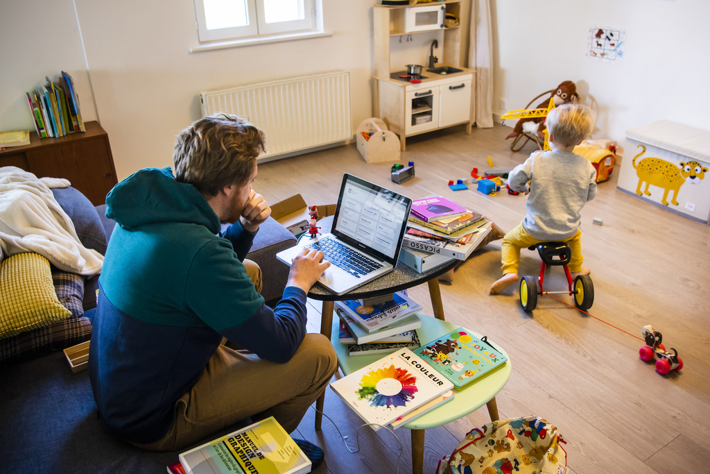 La flexibilité du travail en Suisse permet de remplir ses tâches familiales.