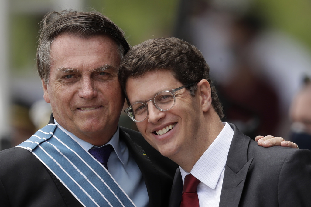 Le président brésilien Jair Bolsonaro, à gauche, se montre plus enclin au compromis. Il est ici photographié avec son Minisitre de l'Environnement, Ricardo Salles.