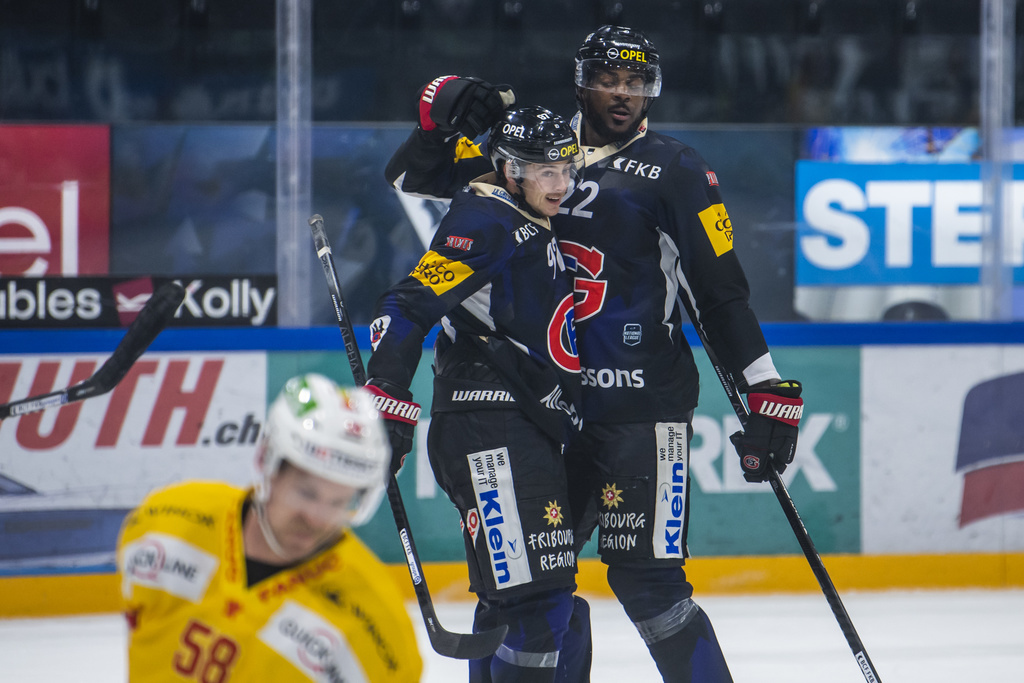 Joie du defenseur fribourgeois Dave Sutter, droite, avec son coequipier l'attaquant fribourgeois Nathan Marchon, centre, apres le premier but lors du match du championnat suisse de hockey sur glace de National League entre le HC Fribourg-Gotteron et le EHC Biel-Bienne.