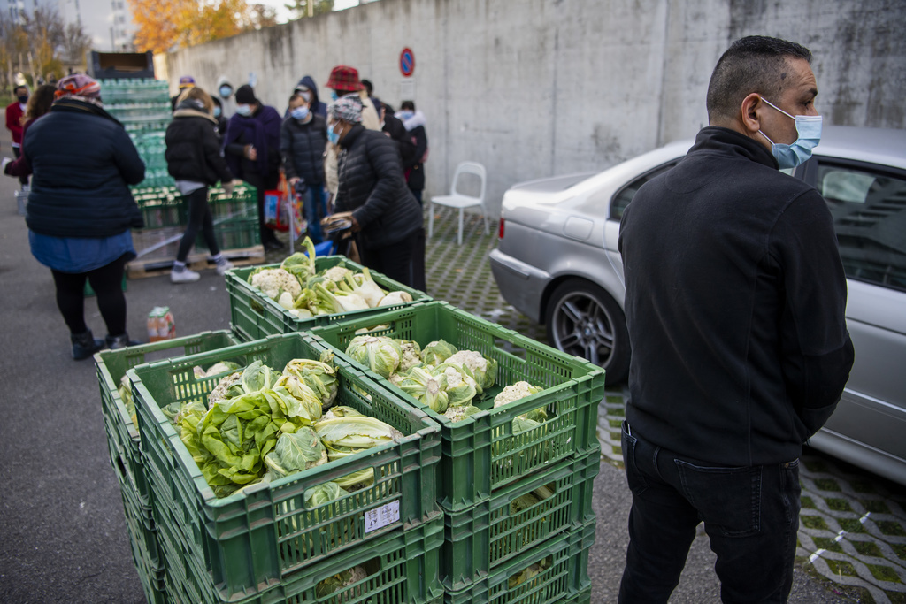 Un bénévole de l'association Solid-ère organise la distribution des sacs alimentaires à des personnes dans le besoin dimanche 15 novembre 2020 à Lausanne. 