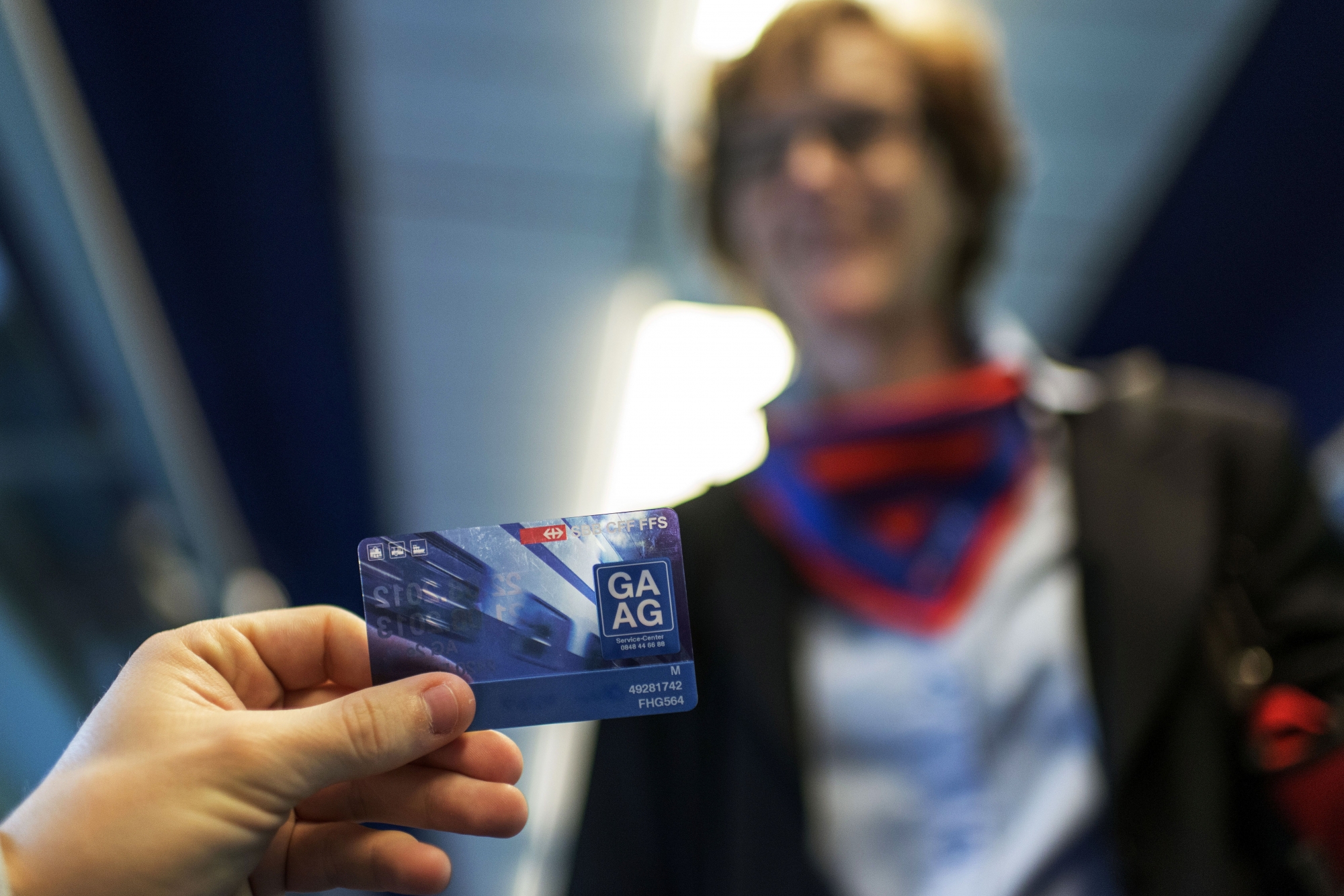 Train attendant Priska Protmann of Swiss Federal Railways SBB examines a passenger's tickets in the InterCity train from Zurich to Geneva, Switzerland, on May 29, 2013. The passengers shows his GA travelcard. (KEYSTONE/Christian Beutler)

SBB-Zugbegleiterin Priska Portmann bei der Billetkontrolle im ICN von Zuerich nach Genf, aufgenommen am 29. Mai 2013. Ein Fahrgast zeigt sein GA (Generalabonnement). (KEYSTONE/Christian Beutler)