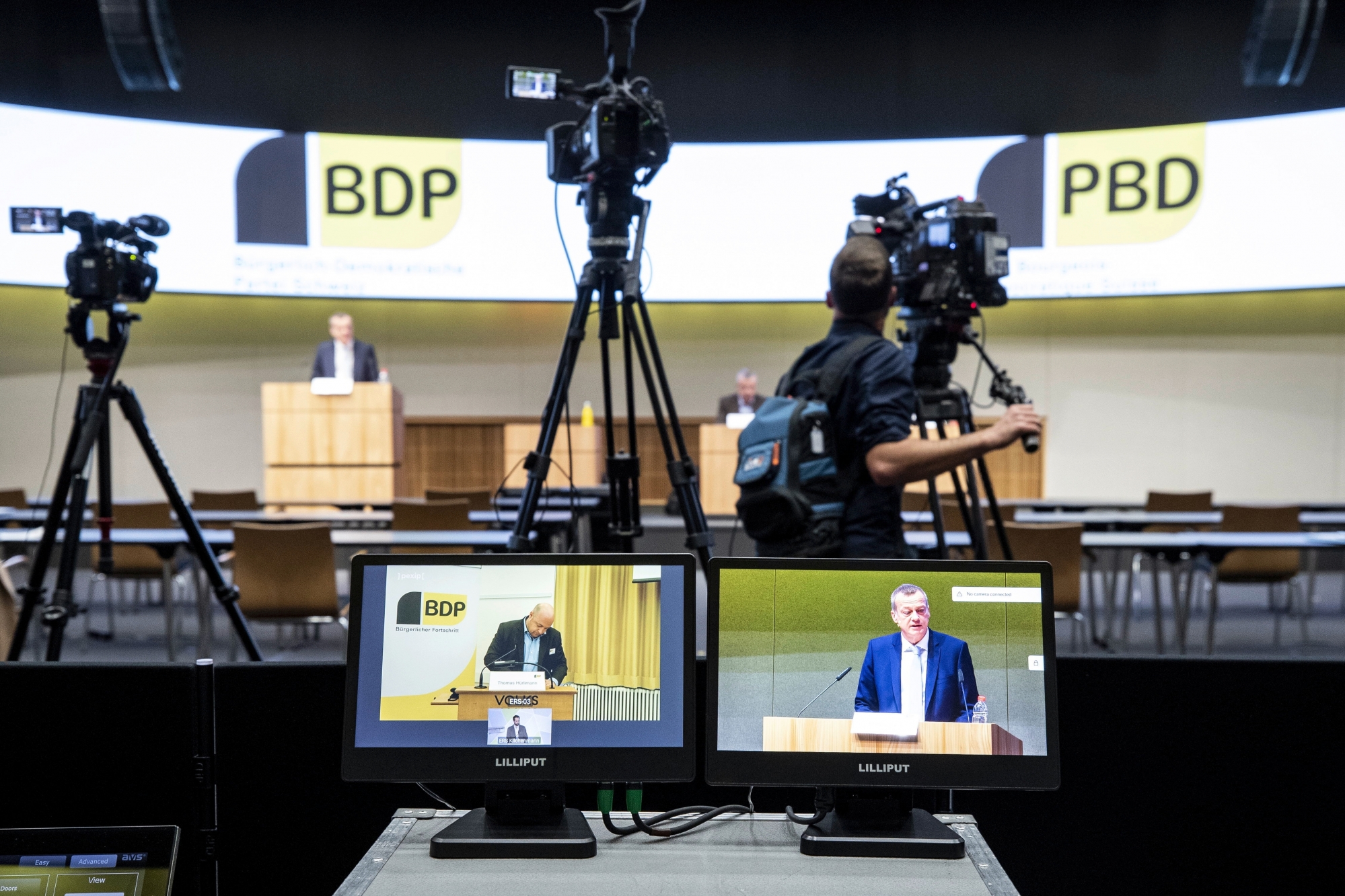 Thomas Hürlimann, président du PBD pour le canton de Zurich (à gauche), et Martin Landolt, président du PBD Suisse, s'expriment à l'assemblée virtuelle des délégués du parti, samedi 14 novembre.