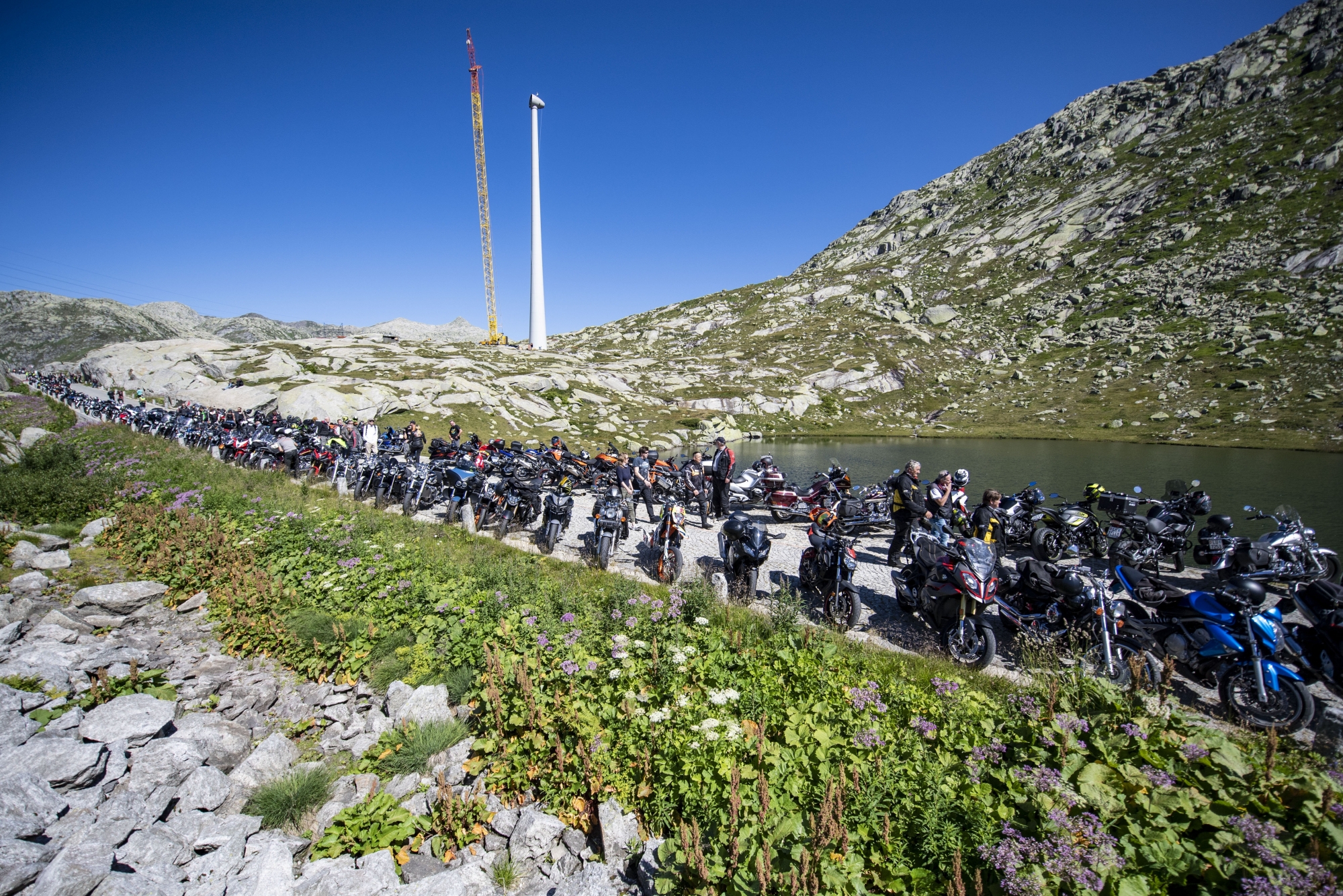 Cet été, près de 200 motards avaient manifesté au sommet du col du Gothard, en opposition au projet de la conseillère nationale  Gabriela Suter(PS/AG) d’interdire de conduire des «motos bruyantes» en Suisse.