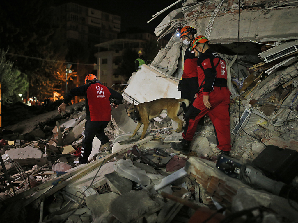Les secouristes recherchent des survivants à Izmir.